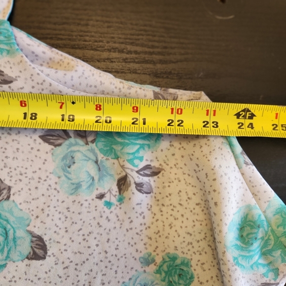 Torrid White Blue Floral Roses Tiered Flowy Tank Top Sleeveless Strappy Office - Picture 4 of 5